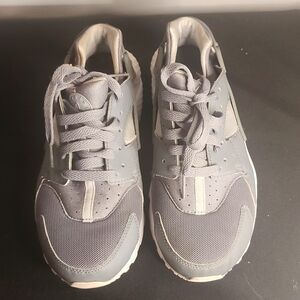 Size 6Y Nike Hurrache Gray Low Top Shoes/ Sneakers ~ UNISEX -654275-012